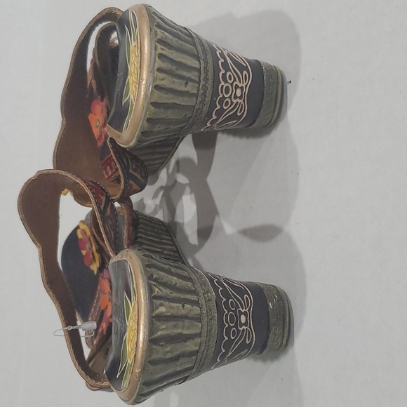 Via Veneto Leather Floral Boho Wedge Heels Size 8 - Picture 3 of 5